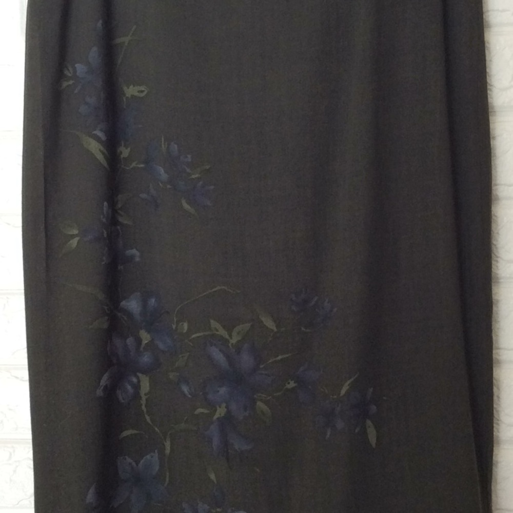 Express hunter green skirt w/‎ front floral print